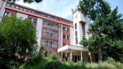 ОД ХОТЕЛА, ДО РУИНЕ: Овде су гости били и фудбалери Роме, а данас је оронули 21. мај ничија брига ОД ХОТЕЛА, ДО РУИНЕ: Овде су гости били и фудбалери Роме, а данас је оронули 21. мај ничија брига