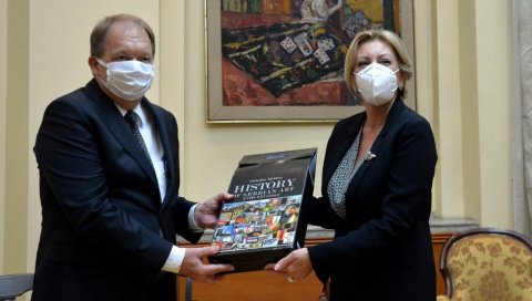ИСПРАЋАЈ АМБАСАДОРА ДАНСКЕ: Јадранка Јоксимовић поклонила Србију у малом ИСПРАЋАЈ АМБАСАДОРА ДАНСКЕ: Јадранка Јоксимовић поклонила Србију у малом