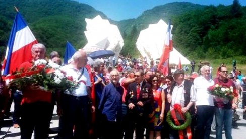 PROŠLE GODINE BIO NA PROSLAVI „BITKE NA SUTJESCI“: Umro vajar Miodrag Živković (93), tvorac Spomenika na Tjentištu PROŠLE GODINE BIO NA PROSLAVI „BITKE NA SUTJESCI“: Umro vajar Miodrag Živković (93), tvorac Spomenika na Tjentištu