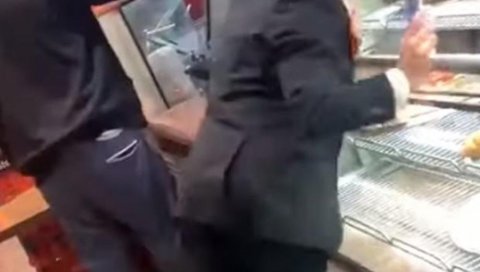 ХАОС У ПИЦЕРИЈИ: Када је видео да друга муштерија не носи маску, почео је да разбија све око себе (ВИДЕО) ХАОС У ПИЦЕРИЈИ: Када је видео да друга муштерија не носи маску, почео је да разбија све око себе (ВИДЕО)