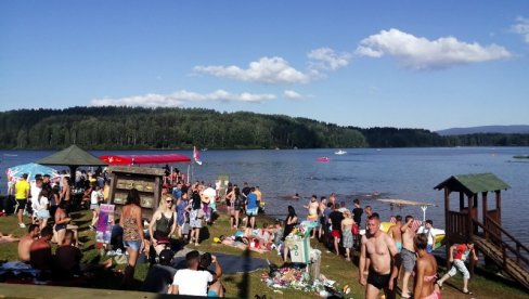 ВЛАСИНА ОБАРА СВЕ РЕКОРДЕ ПОСЕТЕ: Гужва какву редовни посетиоци не памте у последњих 30 година (ФОТО) ВЛАСИНА ОБАРА СВЕ РЕКОРДЕ ПОСЕТЕ: Гужва какву редовни посетиоци не памте у последњих 30 година (ФОТО)