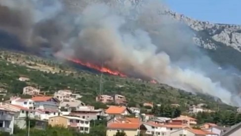 ВАТРЕНА СТИХИЈА У ДАЛМАЦИЈИ: Избио велики шумски пожар, ватра прети кућама ВАТРЕНА СТИХИЈА У ДАЛМАЦИЈИ: Избио велики шумски пожар, ватра прети кућама