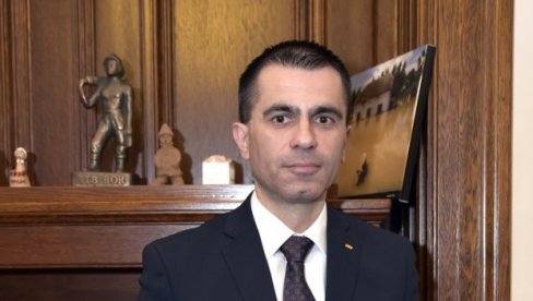 USKORO ĆE BITI MATIRAN: Đorđe Milićević igra šah sa ćerkom USKORO ĆE BITI MATIRAN: Đorđe Milićević igra šah sa ćerkom