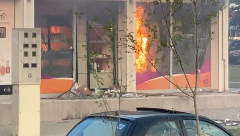 ПОЖАР У НОВОСАДСКОЈ ПАРФИМЕРИЈИ: Непознати мушкарац бацио молотовљев коктел, па побегао (ВИДЕО) ПОЖАР У НОВОСАДСКОЈ ПАРФИМЕРИЈИ: Непознати мушкарац бацио молотовљев коктел, па побегао (ВИДЕО)