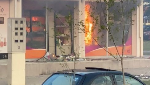 ПОЖАР У НОВОСАДСКОЈ ПАРФИМЕРИЈИ: Непознати мушкарац бацио молотовљев коктел, па побегао (ВИДЕО) ПОЖАР У НОВОСАДСКОЈ ПАРФИМЕРИЈИ: Непознати мушкарац бацио молотовљев коктел, па побегао (ВИДЕО)