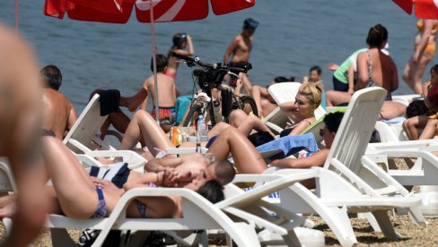 СРБИ ПОХРЛИЛИ НА КУПАЛИШТА: Плаже на језерима крцате, ипак постоји једна велика опасност СРБИ ПОХРЛИЛИ НА КУПАЛИШТА: Плаже на језерима крцате, ипак постоји једна велика опасност