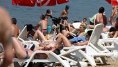 СРБИ ПОХРЛИЛИ НА КУПАЛИШТА: Плаже на језерима крцате, ипак постоји једна велика опасност СРБИ ПОХРЛИЛИ НА КУПАЛИШТА: Плаже на језерима крцате, ипак постоји једна велика опасност