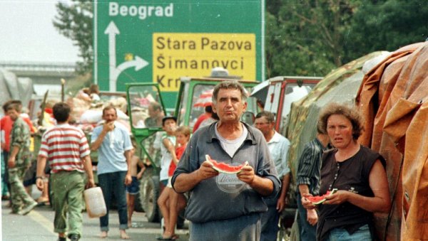 КОЛОНА ИЗ ОЛУЈЕ ОЧИМА ДЕВОЈЧИЦЕ: Срећна јер поново миришем и једем медењаке КОЛОНА ИЗ ОЛУЈЕ ОЧИМА ДЕВОЈЧИЦЕ: Срећна јер поново миришем и једем медењаке