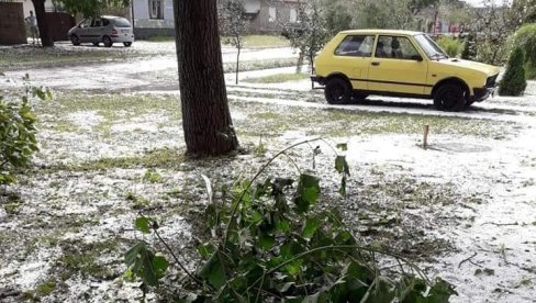 UPOZORENJE RHMZ: Nevreme stiglo u Srbiju, kod Odžaka i Sombora već pada grad, moguće je i IZLIVANJE REKA UPOZORENJE RHMZ: Nevreme stiglo u Srbiju, kod Odžaka i Sombora već pada grad, moguće je i IZLIVANJE REKA