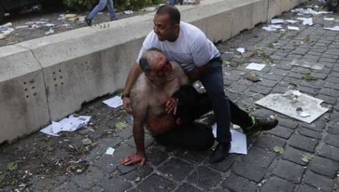 EKSPLOZIJE ODJEKUJU BEJRUTOM: Krvavi ljudi trče ulicama, ranjeni leže na zemlji, najmanje 10 mrtvih! (FOTO+VIDEO) EKSPLOZIJE ODJEKUJU BEJRUTOM: Krvavi ljudi trče ulicama, ranjeni leže na zemlji, najmanje 10 mrtvih! (FOTO+VIDEO)