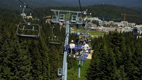 GUBICI U TURISTIČKOJ KASI: Stranaca nema, domaći kukaju na cene, ali planine i banje pune gostiju GUBICI U TURISTIČKOJ KASI: Stranaca nema, domaći kukaju na cene, ali planine i banje pune gostiju