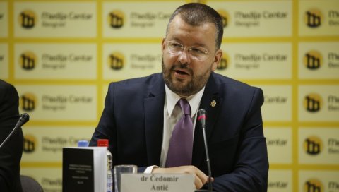 ПРОФЕСОР ОТКРИО КАКВО СЕ БЕЗАКОЊЕ СПРОВОДИ НА ФАКУЛТЕТИМА:Тамо се за све питају некакве комисије, научно-наставничко веће се није ни одржало ПРОФЕСОР ОТКРИО КАКВО СЕ БЕЗАКОЊЕ СПРОВОДИ НА ФАКУЛТЕТИМА:Тамо се за све питају некакве комисије, научно-наставничко веће се није ни одржало