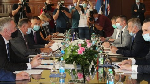 ДОДИК И МИЋИЋ У БИЈЕЉИНИ: Захвални матици Србији ДОДИК И МИЋИЋ У БИЈЕЉИНИ: Захвални матици Србији