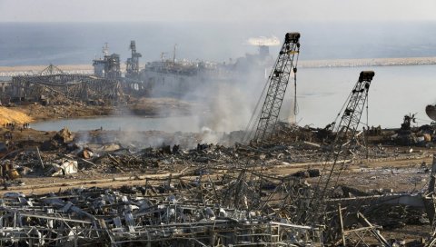НОВИ СНИМАК КАТАСТРОФЕ У БЕЈРУТУ: Грађани гледали у велики облак дима, а онда је уследила још јача експлозија (ВИДЕО) НОВИ СНИМАК КАТАСТРОФЕ У БЕЈРУТУ: Грађани гледали у велики облак дима, а онда је уследила још јача експлозија (ВИДЕО)