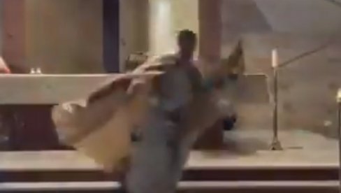 SNIMAK IZ CRKVE U BEJRUTU: Tokom službe je sve počelo da se ruši, vitraž pao na sveštenika (VIDEO) SNIMAK IZ CRKVE U BEJRUTU: Tokom službe je sve počelo da se ruši, vitraž pao na sveštenika (VIDEO)