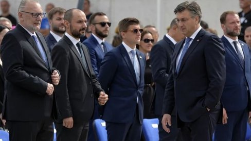 ОВОГА БИ СЕ СТИДЕО СВАКИ СРБИН! Борис Милошевић у првом реду на прослави Олује, добио и аплауз! (ВИДЕО) ОВОГА БИ СЕ СТИДЕО СВАКИ СРБИН! Борис Милошевић у првом реду на прослави Олује, добио и аплауз! (ВИДЕО)