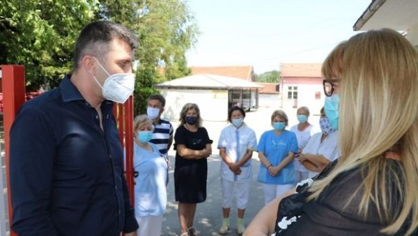 ПОСЕТА МИНИСТРА ЂОРЂЕВИЋА: У Дому у Стамници нема заражених ПОСЕТА МИНИСТРА ЂОРЂЕВИЋА: У Дому у Стамници нема заражених