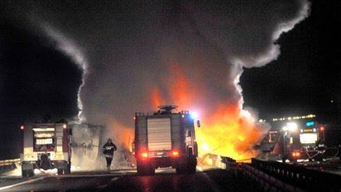 BUKTINJA NA AUTO-PUTU: Zapalio se kamion u sred vožnje (VIDEO)