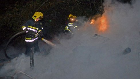NASTRADALO SEDMOGODIŠNJE DETE KOD SREMSKE MITROVICE: Nezapamćena tragedija - požar izazvala sveća jer porodica nema struju NASTRADALO SEDMOGODIŠNJE DETE KOD SREMSKE MITROVICE: Nezapamćena tragedija - požar izazvala sveća jer porodica nema struju