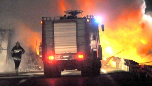 ВЕЛИКИ ПОЖАР У БАЊАЛУЦИ: Ватра у фабрици папира Целекс под контролом, нема жртава