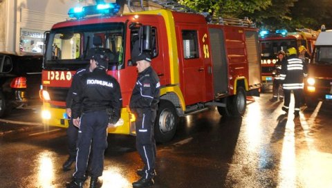 ВЕЛИКИ ПОЖАР У КНЕЗ МИХАИЛОВОЈ: Гори зграда у којој се налази познати бутик, дим куља на све стране (ВИДЕО) ВЕЛИКИ ПОЖАР У КНЕЗ МИХАИЛОВОЈ: Гори зграда у којој се налази познати бутик, дим куља на све стране (ВИДЕО)