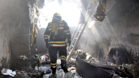 ЕКСПЛОЗИЈА ГАСА РАЗНЕЛА ЗГРАДУ: Спасиоци трагају за женом и дететом, 1 погинуо 4 тешко повређено 14 извучено из рушевина ЕКСПЛОЗИЈА ГАСА РАЗНЕЛА ЗГРАДУ: Спасиоци трагају за женом и дететом, 1 погинуо 4 тешко повређено 14 извучено из рушевина