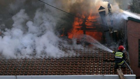 ПОЖАР У ВЕЛИКОМ ТРНОВЦУ: Гори породична кућа, има повређених ПОЖАР У ВЕЛИКОМ ТРНОВЦУ: Гори породична кућа, има повређених