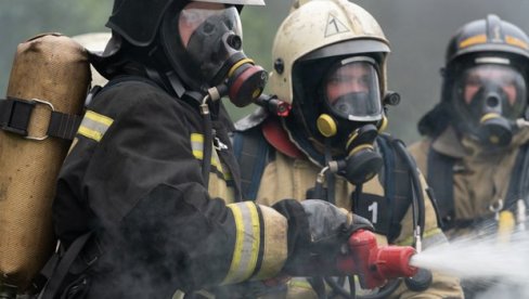 ВАТРЕНА СТИХИЈА ПРОГУТАЛА СЕДАМ ЗГРАДА: Ватрогасци успели да угасе пожар ВАТРЕНА СТИХИЈА ПРОГУТАЛА СЕДАМ ЗГРАДА: Ватрогасци успели да угасе пожар