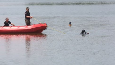 STRADALI I PORED SVIH UPOZORENJA: Porodica i veliki broj meštana Bačinaca kod Šida ispratili Miroslava Cupera (33) do večne kuće STRADALI I PORED SVIH UPOZORENJA: Porodica i veliki broj meštana Bačinaca kod Šida ispratili Miroslava Cupera (33) do večne kuće
