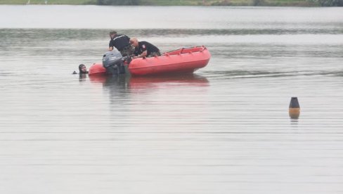 ПРОНАШЛИ ГА ПЕЦАРОШИ У Дунаву код Сремских Карловаца пронађено тело мушкарца ПРОНАШЛИ ГА ПЕЦАРОШИ У Дунаву код Сремских Карловаца пронађено тело мушкарца
