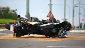ПОГИНУО МЛАДИЋ (21) КОД СЈЕНИЦЕ: Тешка саобраћајна несрећа, мотором налетео на камион ПОГИНУО МЛАДИЋ (21) КОД СЈЕНИЦЕ: Тешка саобраћајна несрећа, мотором налетео на камион