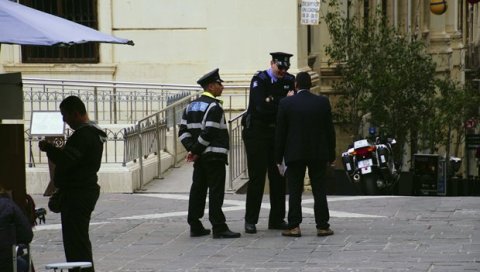 КРВАВИ АФТЕРПАРТИ НА МАЛТИ: Србин се потукао са пријатељем након журке, потезале се и поломљене флаше, ево како се све завршило КРВАВИ АФТЕРПАРТИ НА МАЛТИ: Србин се потукао са пријатељем након журке, потезале се и поломљене флаше, ево како се све завршило