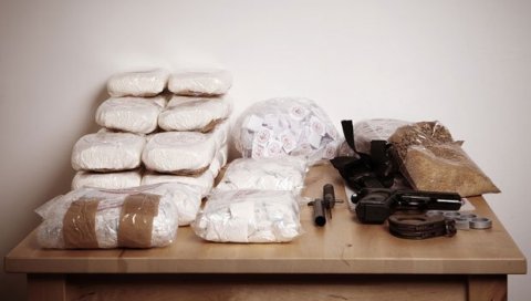 ЗАПЛЕЊЕНИ ХЕОРИН И МАРИХУНА: Ухапшени осумњичени за трговину наркотицима (ВИДЕО) ЗАПЛЕЊЕНИ ХЕОРИН И МАРИХУНА: Ухапшени осумњичени за трговину наркотицима (ВИДЕО)
