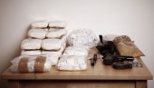 ЗАПЛЕЊЕНИ ХЕОРИН И МАРИХУНА: Ухапшени осумњичени за трговину наркотицима (ВИДЕО) ЗАПЛЕЊЕНИ ХЕОРИН И МАРИХУНА: Ухапшени осумњичени за трговину наркотицима (ВИДЕО)