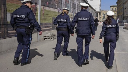 NEMA TOLERANCIJE: Ugostitelj zatvorio lokal, pa goste puštao na zadnja vrata NEMA TOLERANCIJE: Ugostitelj zatvorio lokal, pa goste puštao na zadnja vrata