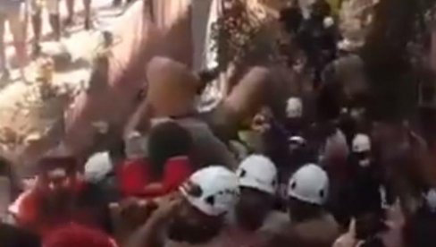 MUŠKARAC PRONAĐEN ŽIV ISPOD RUŠEVINA U BEJRUTU: Spasioci uspeli da ga izvuku - narod aplaudirao pravom čudu! (VIDEO) MUŠKARAC PRONAĐEN ŽIV ISPOD RUŠEVINA U BEJRUTU: Spasioci uspeli da ga izvuku - narod aplaudirao pravom čudu! (VIDEO)