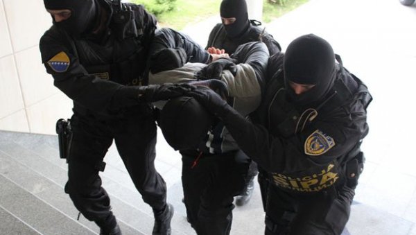 СИПА МУ УПАЛА У КУЋУ И ОДВУКЛА ГА У ЗАТВОР: Оштре реакције на хапшење ратног команданта ВРС - Он је антифашиста и човек истине СИПА МУ УПАЛА У КУЋУ И ОДВУКЛА ГА У ЗАТВОР: Оштре реакције на хапшење ратног команданта ВРС - Он је антифашиста и човек истине
