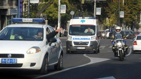 ТЕЖАК УДЕС КОД СРЕМСКИХ КАРЛОВАЦА: Један мушкарац погинуо, један повређен у судару аутобуса и камиона ТЕЖАК УДЕС КОД СРЕМСКИХ КАРЛОВАЦА: Један мушкарац погинуо, један повређен у судару аутобуса и камиона