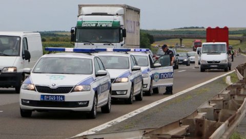 ТРАГЕДИЈА КОД ПАНЧЕВА: У судару два аутомобила погинуо мушкарац, три особе повређене ТРАГЕДИЈА КОД ПАНЧЕВА: У судару два аутомобила погинуо мушкарац, три особе повређене