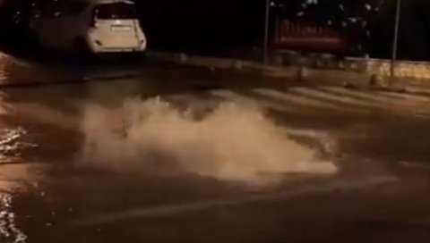ОЛУЈНО НЕВРЕМЕ ПРОТУТЊАЛО ДУБРОВНИКОМ: Излили се шахтови на више места, поплављен и чувени Страдун (ВИДЕО) ОЛУЈНО НЕВРЕМЕ ПРОТУТЊАЛО ДУБРОВНИКОМ: Излили се шахтови на више места, поплављен и чувени Страдун (ВИДЕО)