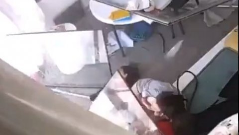ЕКСПЛОЗИЈА ПОБАЦАЛА ДЕЦУ ПО СОБИ: Кроз прозор су гледали страшан призор у Бејруту, а онда је уследила детонација (ВИДЕО) ЕКСПЛОЗИЈА ПОБАЦАЛА ДЕЦУ ПО СОБИ: Кроз прозор су гледали страшан призор у Бејруту, а онда је уследила детонација (ВИДЕО)