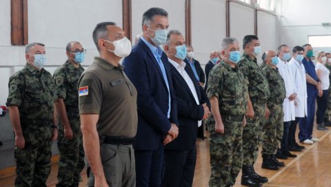 МИНИСТАР ВУЛИН У НОВОМ ПАЗАРУ: Војска Србије је још једном доказала да припада свима МИНИСТАР ВУЛИН У НОВОМ ПАЗАРУ: Војска Србије је још једном доказала да припада свима