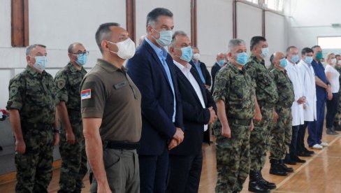 МИНИСТАР ВУЛИН У НОВОМ ПАЗАРУ: Војска Србије је још једном доказала да припада свима МИНИСТАР ВУЛИН У НОВОМ ПАЗАРУ: Војска Србије је још једном доказала да припада свима