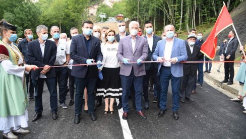 ПРЕМИЈЕР ДУШКО МАРКОВИЋ: Нови путеви, жичара, фабрика киселе воде, приводимо крају капиталне пројекте ПРЕМИЈЕР ДУШКО МАРКОВИЋ: Нови путеви, жичара, фабрика киселе воде, приводимо крају капиталне пројекте