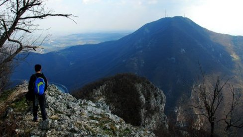 ОЗНАЧИО СТАЗУ ДО АМБИСА: Један планинар већ пет година угрожава туристе на Каблару ОЗНАЧИО СТАЗУ ДО АМБИСА: Један планинар већ пет година угрожава туристе на Каблару