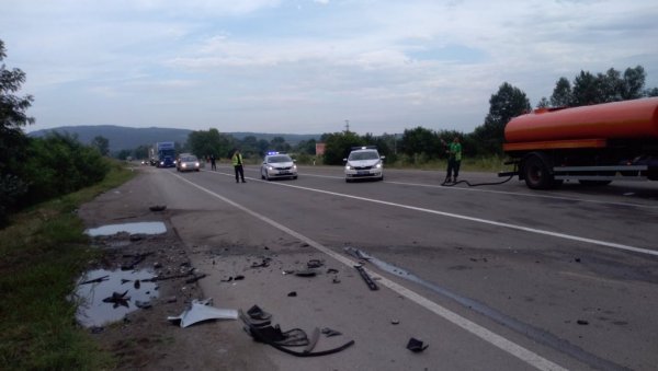 ТЕЖАК УДЕС КОД УЖИЦА: Погинула жена, повређено двоје ТЕЖАК УДЕС КОД УЖИЦА: Погинула жена, повређено двоје