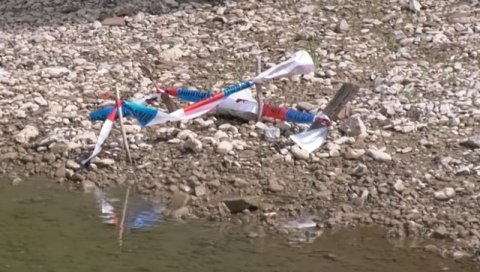 НЕЕКСПЛОДИРАНA БОМБA У СВИЛАЈНЦУ: Остављена испод пешачког моста код Аутобуске станице (ВИДЕО) НЕЕКСПЛОДИРАНA БОМБA У СВИЛАЈНЦУ: Остављена испод пешачког моста код Аутобуске станице (ВИДЕО)