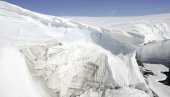 ЗАЛЕЂЕНИ НИЈАГАРИНИ ВОДОПАДИ: Туристи фотографисали велике комаде леда како плутају у води ЗАЛЕЂЕНИ НИЈАГАРИНИ ВОДОПАДИ: Туристи фотографисали велике комаде леда како плутају у води