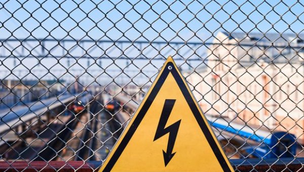 ДЕЧАК ЗАДОБИО ТЕШКЕ ОПЕКОТИНЕ: Познато здравствено стање тинејџера повређеног струјним ударом у Шиду ДЕЧАК ЗАДОБИО ТЕШКЕ ОПЕКОТИНЕ: Познато здравствено стање тинејџера повређеног струјним ударом у Шиду