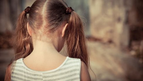 АЛБАНКА ЗАКЛАЛА ДЕВОЈЧИЦУ (7): Наочиглед родитеља јој пререзала врат, па тврди да се не сећа АЛБАНКА ЗАКЛАЛА ДЕВОЈЧИЦУ (7): Наочиглед родитеља јој пререзала врат, па тврди да се не сећа